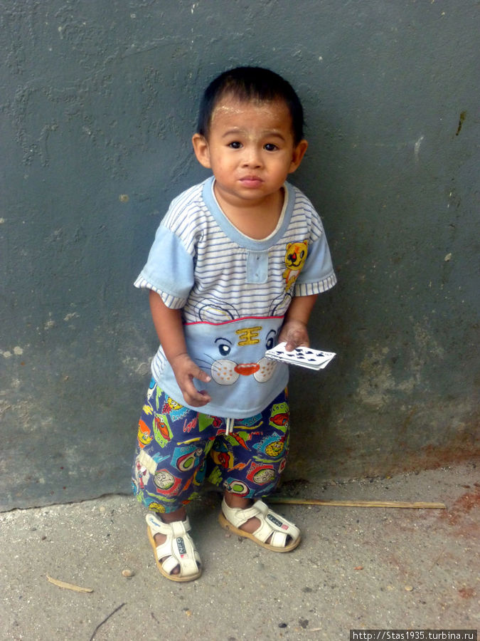 Янгон. Его папа делает и продает бетель. Янгон, Мьянма