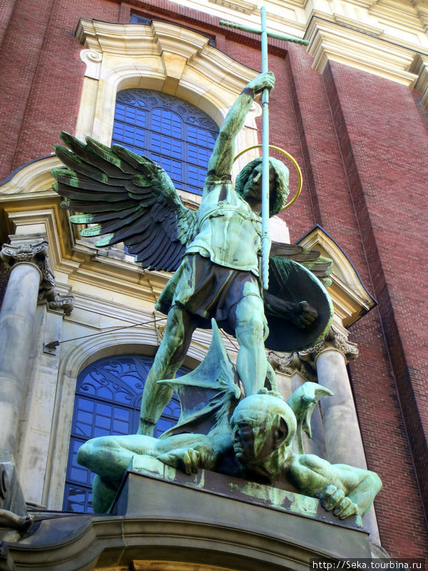 Статуя Архангела Михаила, побеждающий дьявола Гамбург, Германия