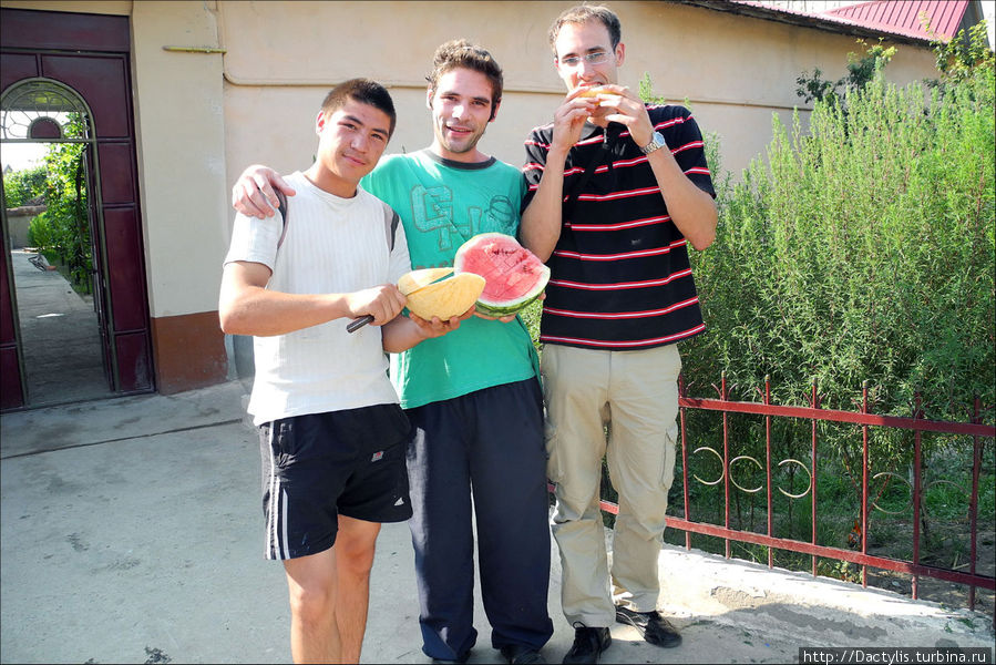 Хайрат, выращивающий на своём участке дыни, и довольные французы Ташкент, Узбекистан