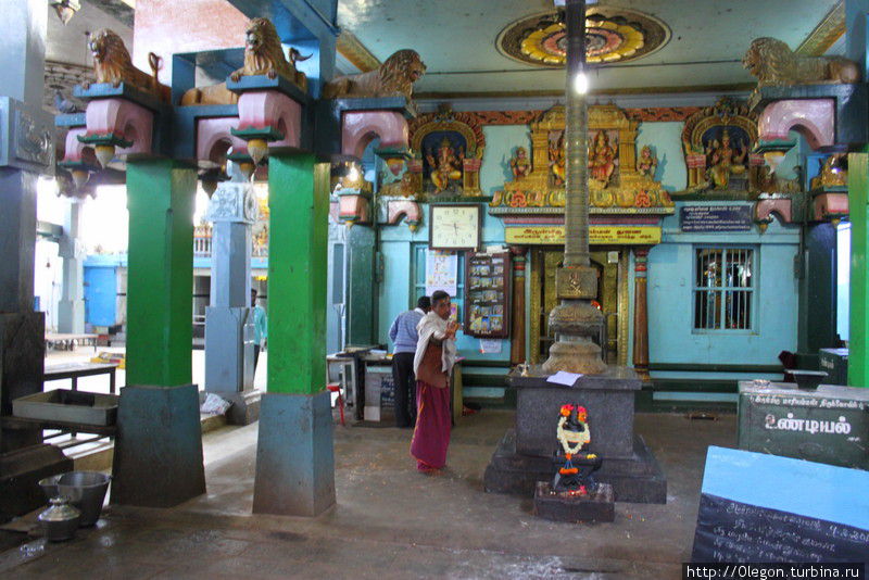 Внутри индуистского храма Ути, Индия