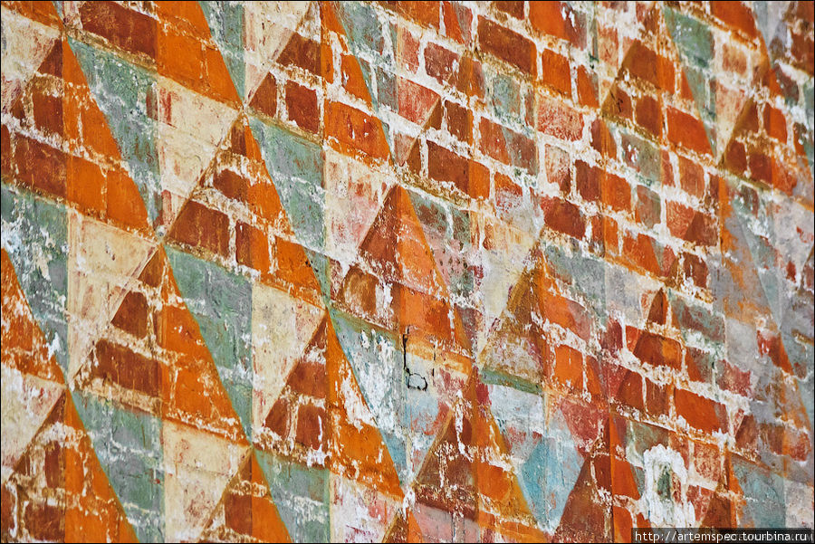 Орнамент стены создает ощущение  рельефа. Ростов, Россия