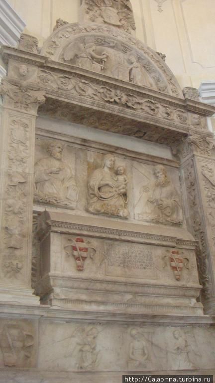 Мавзолей Карафа в Церкви Матриче Каулония, Италия
