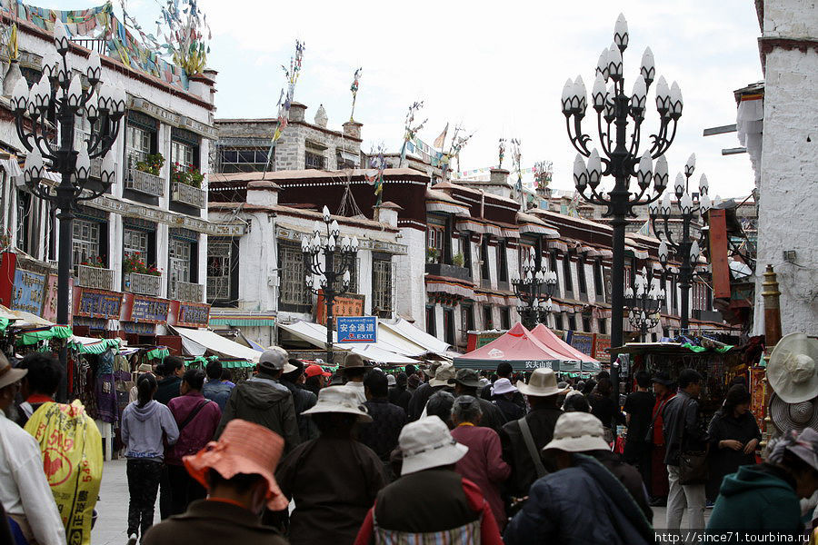 1.  Храм Джоканг — религиозный центр Тибета. Улочки вокруг храма составляют ритуальный обходной круг Баркор-кора для паломников. Лхаса, Китай