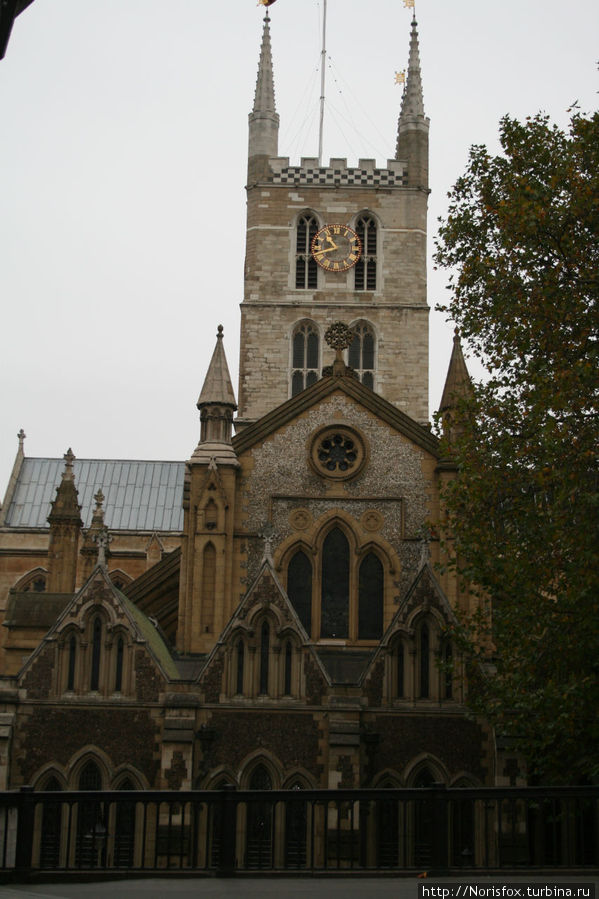 церковь перед мостом, ведущим в Сити Лондон, Великобритания
