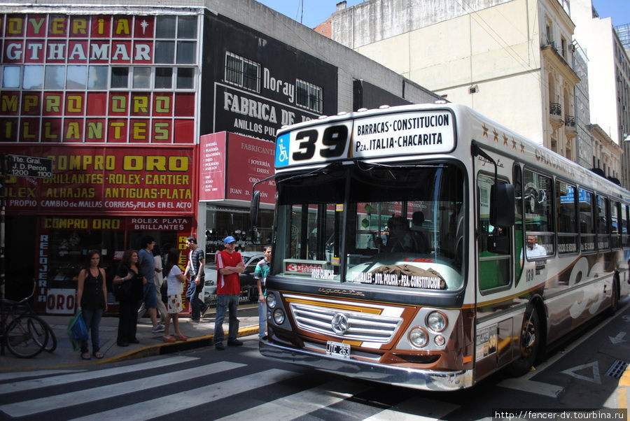 Номера автобусов рисуются сразу краской. Один автобус всегда ходит только по одному маршруту Буэнос-Айрес, Аргентина