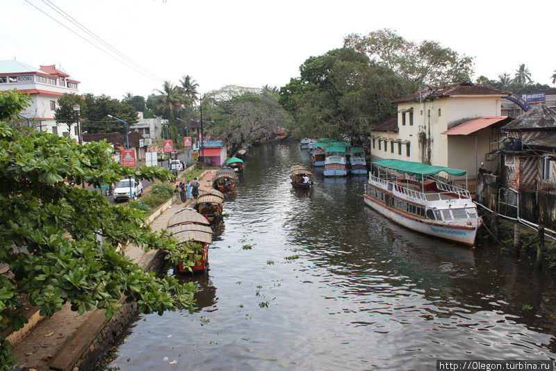 Главный канал, выводит к озеру Вембанад Аллеппи, Индия