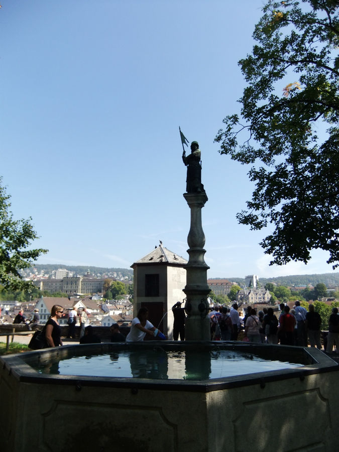 Знаменитый фонтан в честь отважных женщин Цюрих, Швейцария