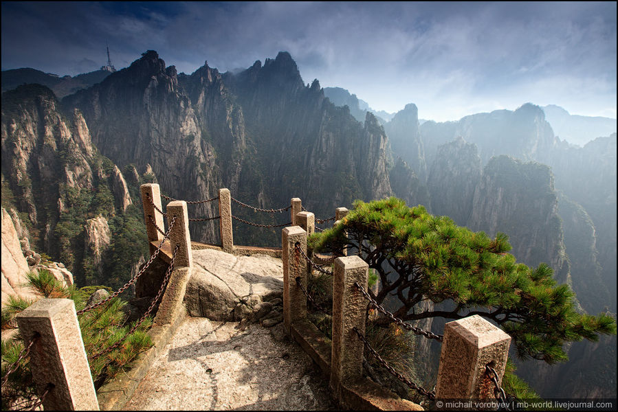 Один из вьюпоинтов, с которого открываются потрясающие виды на горы Провинция Аньхой, Китай