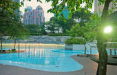 Фонтан с бассейном в парке около башен Петронас, днем тут можно купаться