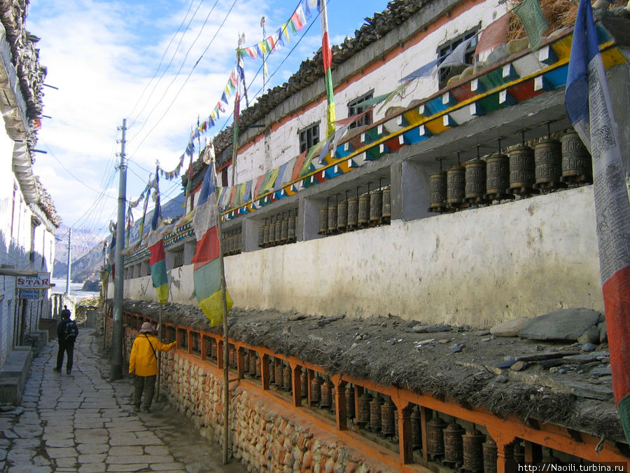 Стена молитвенных барабанов Кагбени, Непал