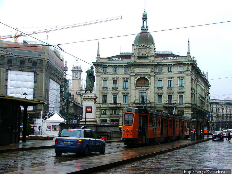 А это — по современнее модель, так сказать рабочая лошадка. Трамваев этой модели больше всего на улицах Милана и они перевозят основную массу пассажиропотока. Состоят из 3-х вагонов с двумя гармошками. Основной цвет оранжевый. Милан, Италия