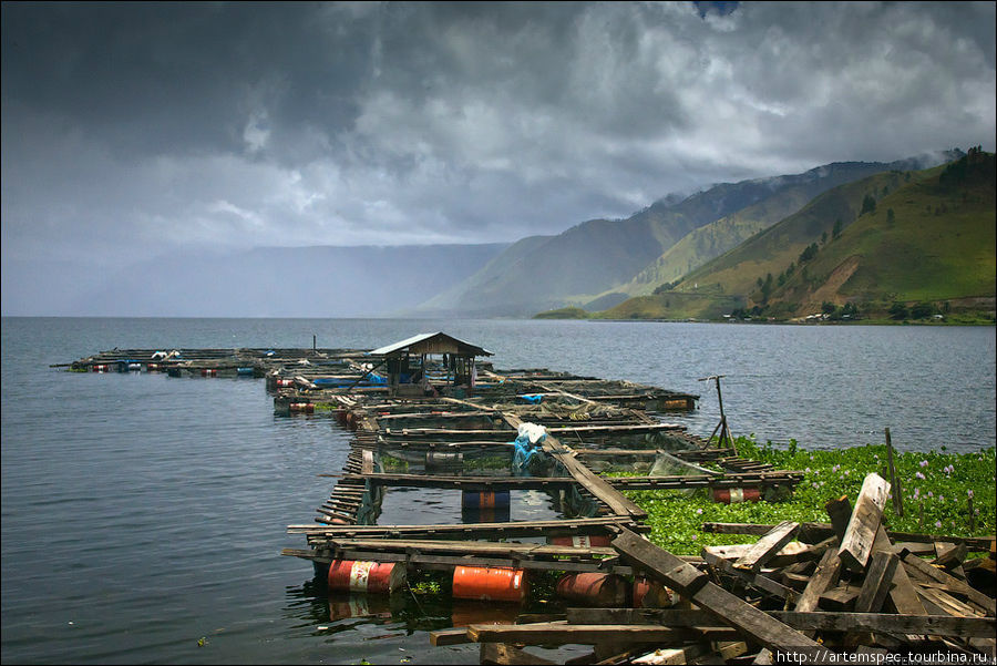 Тут и там расположены бесконечные мостки, в том числе и с садками для разведения рыбы. Суматра, Индонезия