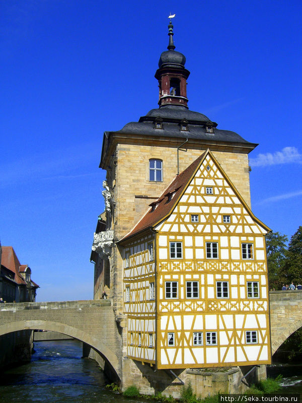 С этого ракурса отлично видна фахверковая постройка Бамберг, Германия