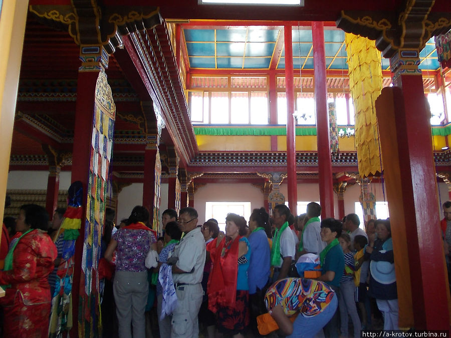 храм внутри (смотрю через окошко, внутрь не зашёл, чтобы не участвовать в буддийской церемонии)