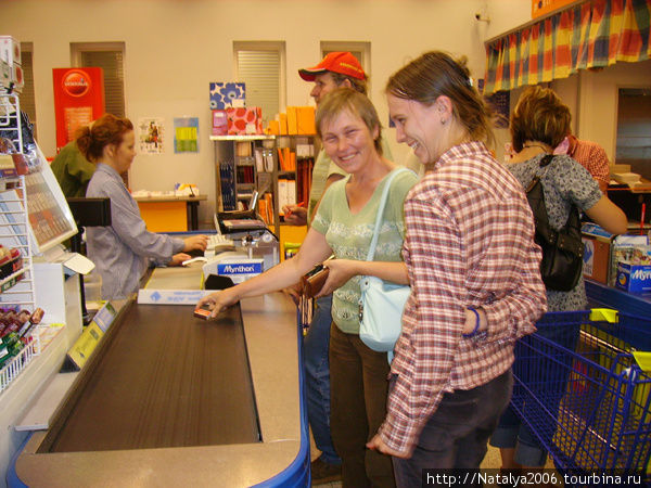Покупка списчек в местном супермаркете Липери, Финляндия