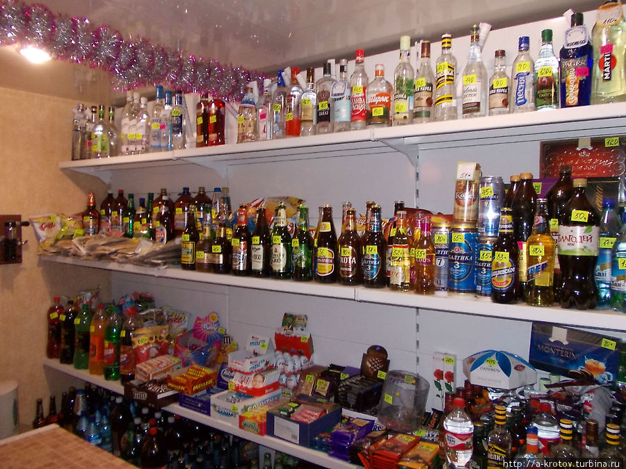 местный магазин предлагает большой ассортимент, алкоголь преобладающий товар Красноярский край, Россия