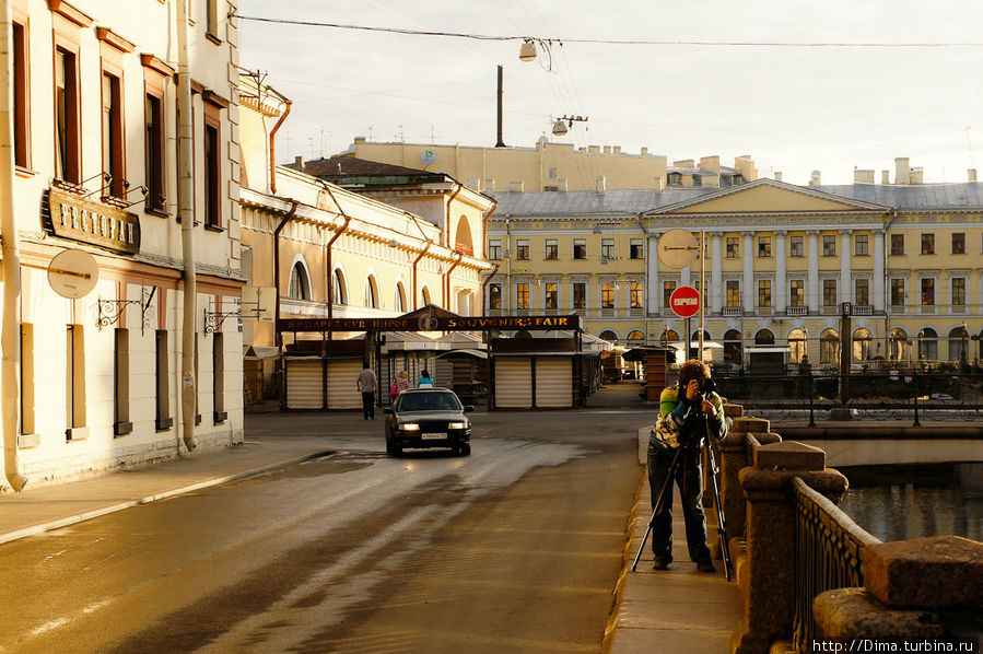 Турист (Рома) на канале Грибоедова. Санкт-Петербург, Россия