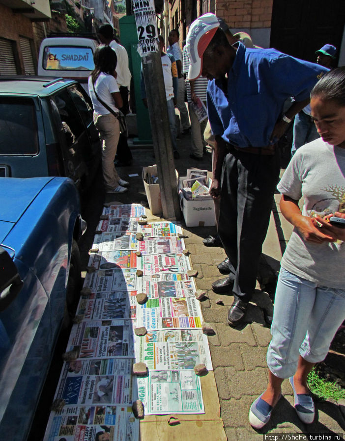 утренняя уличная торговля прессой Антананариву, Мадагаскар