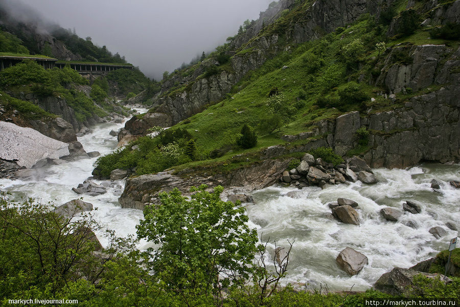 Дорога петляет вдоль реки Рёйс, которая несет свои бурные воды вниз по склону и дальше в озеро Люцерн. Андерматт, Швейцария