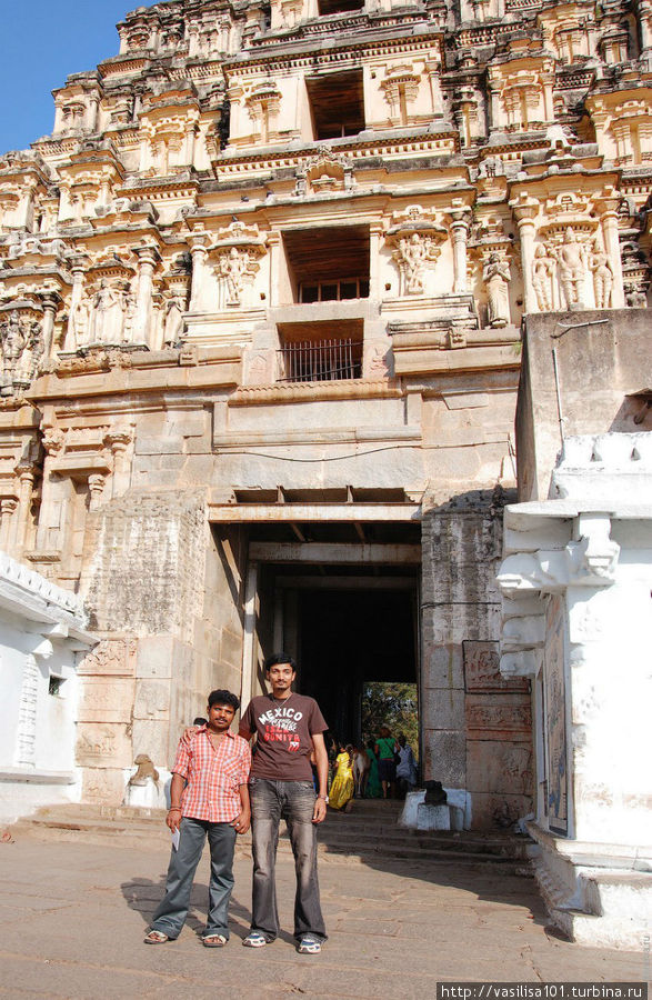 Хампи - люди в храме Хампи, Индия