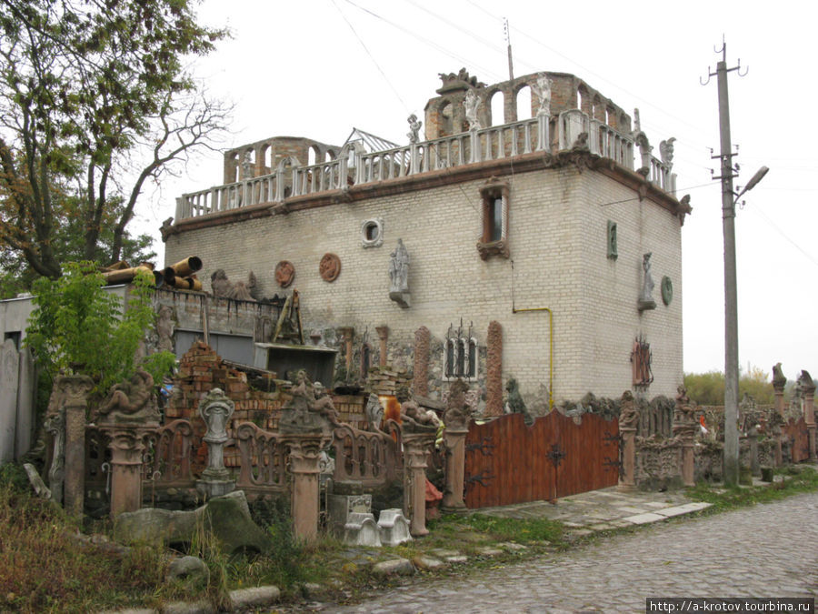 В этом доме живёт местный скульптор Луцк, Украина