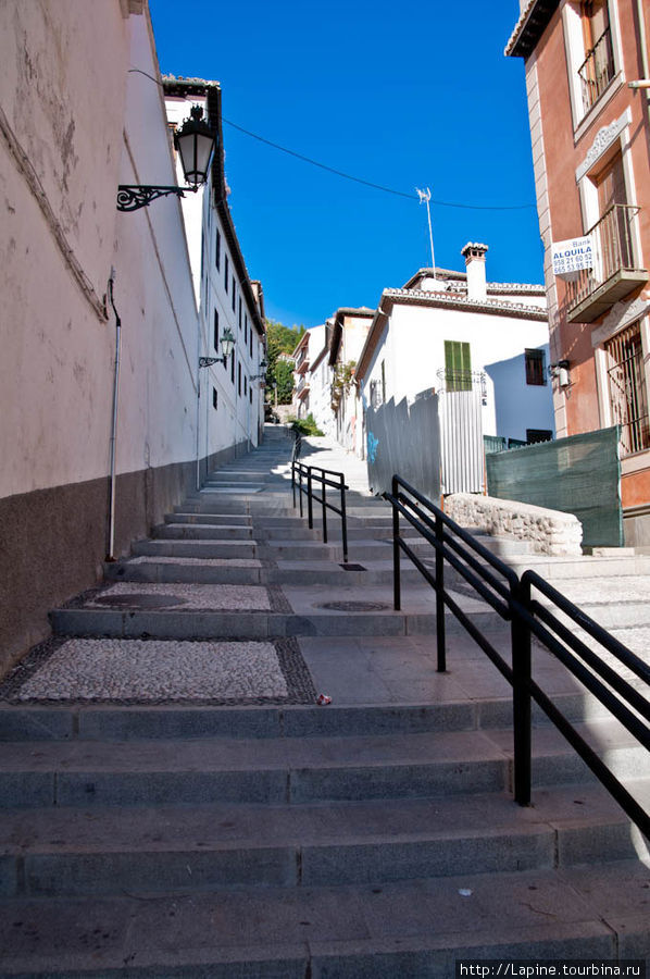 Cuesta del Realejo (лестница Реалехо) ведет к отелю от улицы Сантьяго (calle de Santiago). Это удобный путь к отелю из центра города. Мы с чУмаданом тащились по куда более пересеченной местности. :) Гранада, Испания