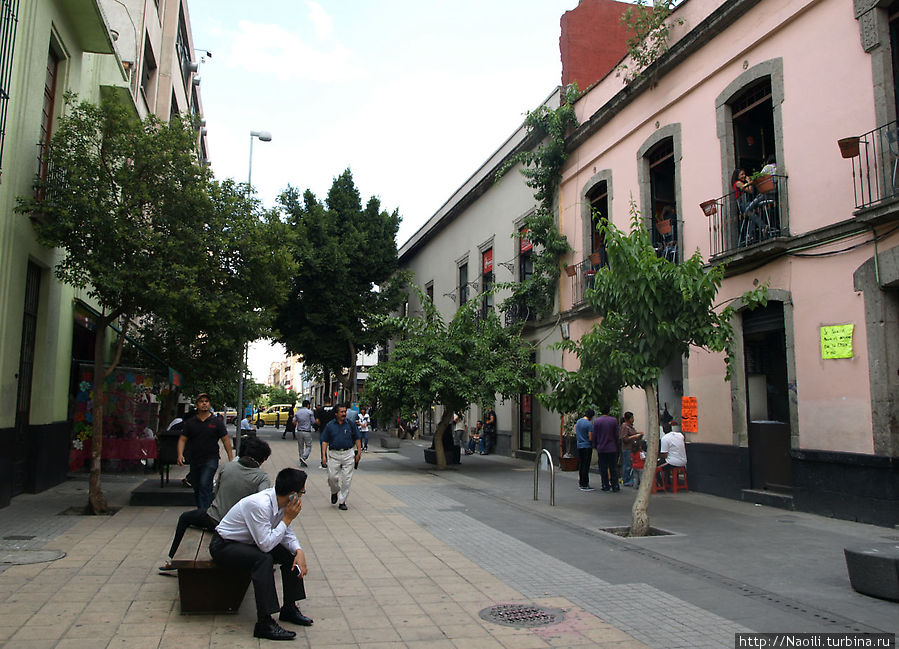 Пешеходная улочка Сан Херонимо, здесь много симпаничных кафе Мехико, Мексика