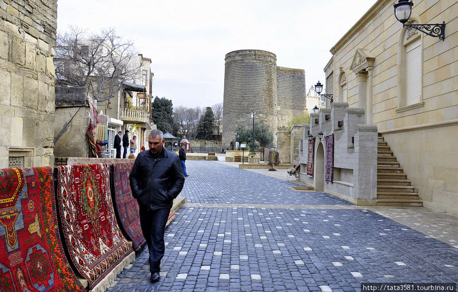 Рядом, в крепости и вблизи ее стен, расположены маленькие магазинчики, продающие сувениры и ковры и разные поделки. Баку, Азербайджан