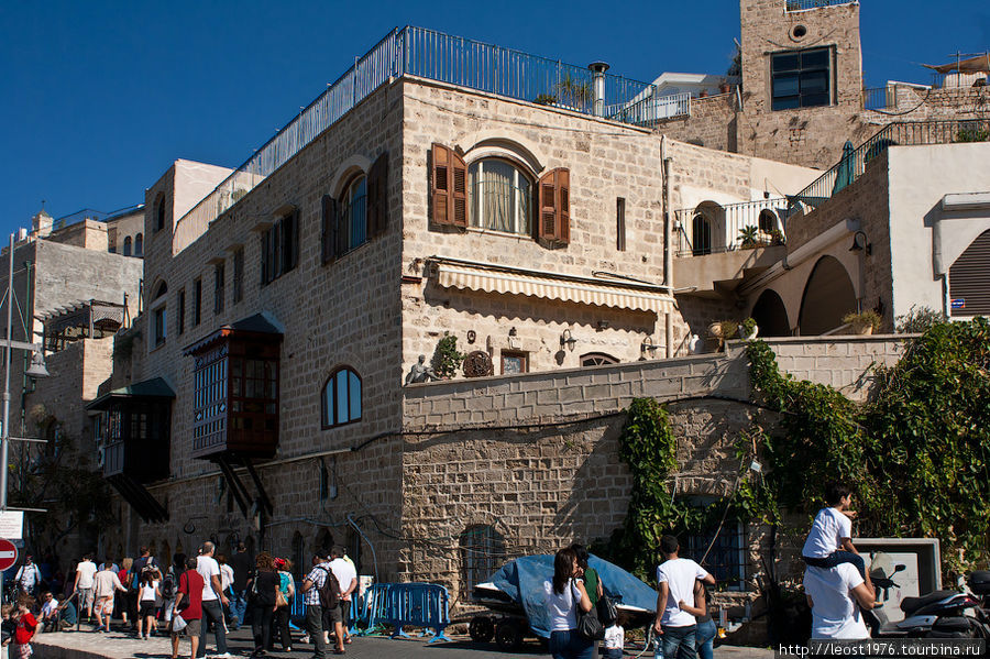 Портовые здания. Если присмотреться, то на стене здания (середина кадра ориентировочно) сидит серый человек Тель-Авив, Израиль