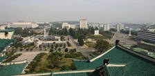 19 Площадь фонтанов и улица ведущая к памятнику Ким Ир Сена. Справа за домами река Тэдонган. Вдали стадион 1 Мая, где проходят массовые выступления.