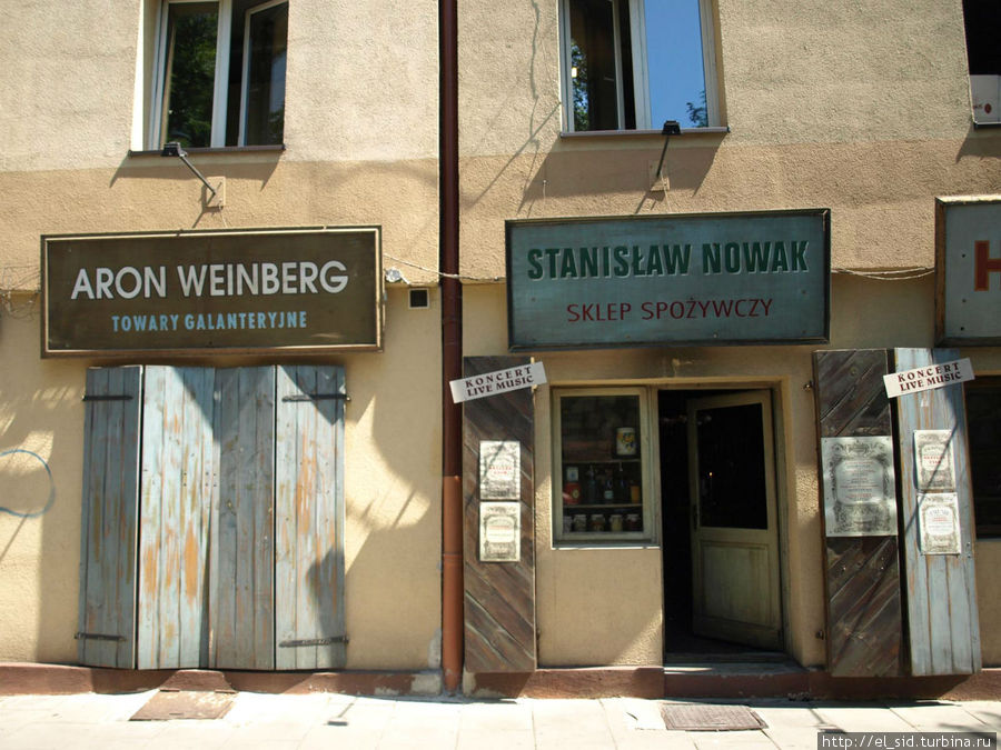 Сейчас здесь кафе, но таблички тогдшних лавочек сохранились Краков, Польша