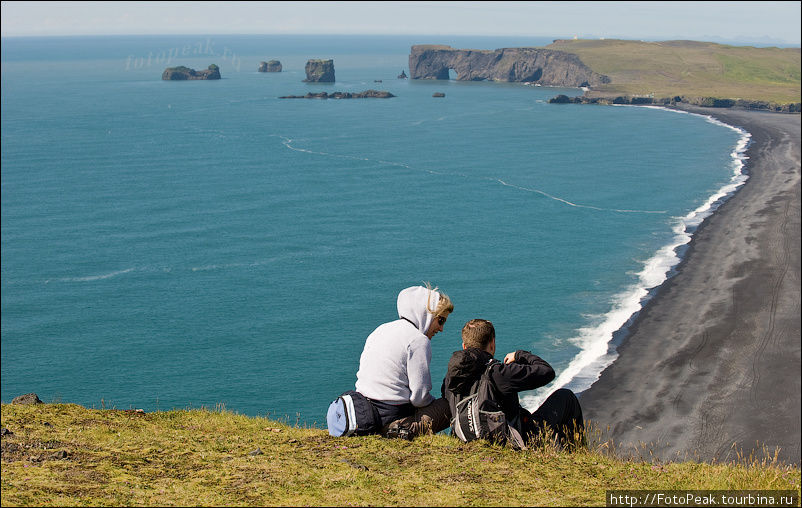 Интересный вид открывается на Дюрхолэй с соседней скалы. Разве не замечательно сидеть свесив ноги со 100 метровой высоты, фотографировать и просто наслаждаться открывающейся картиной. Южная Исландия, Исландия