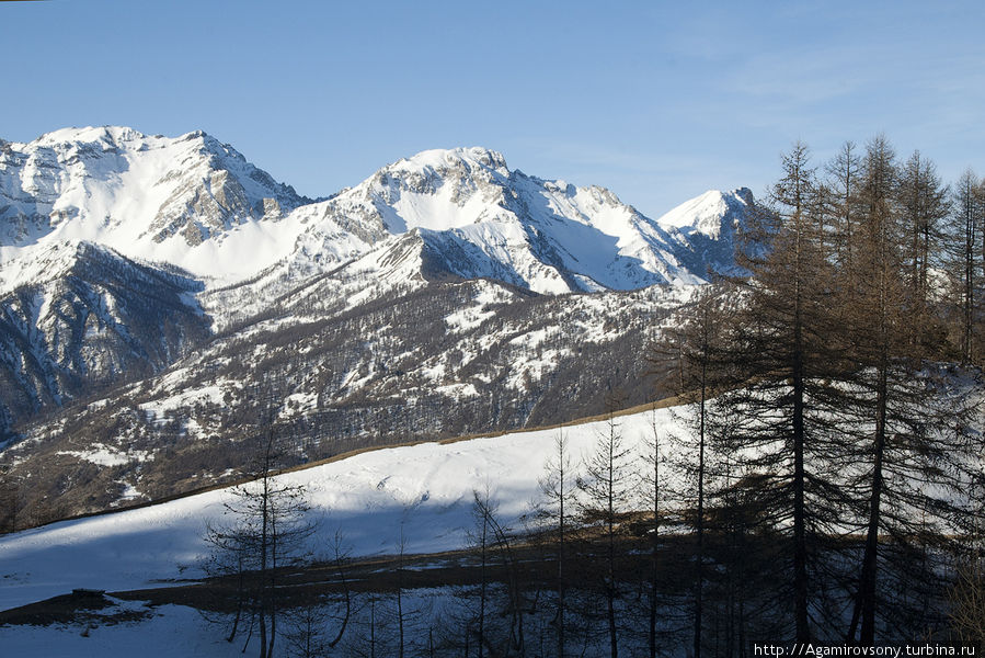 Снега в этом сезоне немного, трассы постоянно пылят установками искусственного оснежения, пользуясь минусовой температурой. Это на горе. А внизу, в городе, снега практически нет. Окружающие горные массивы непривычно голые, что наводит на грустные мысли о перспективах Европы в плане катания. Пьемонт, Италия