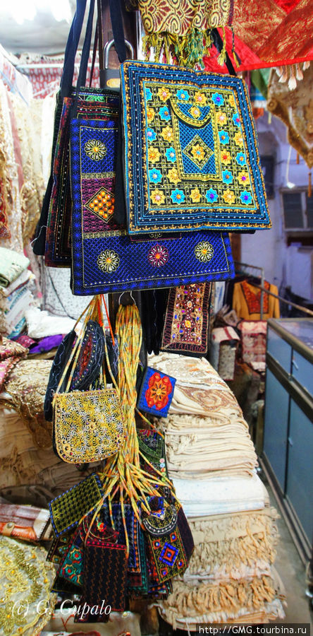 Очень красивые тканные и плетенные сумки, рушники и пояски. Исфахан, Иран