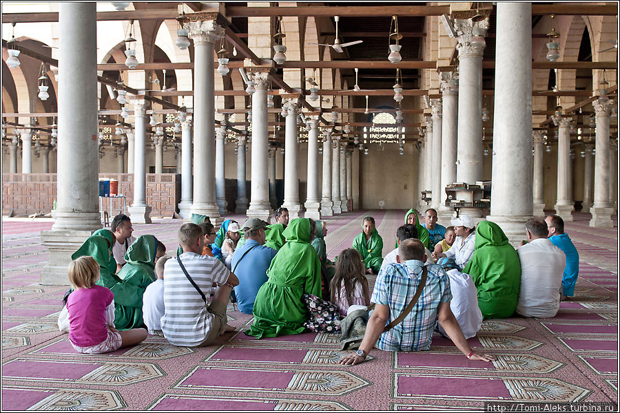В Каире первым делом нас привезли в большую и очень древнюю мечеть. На всех женщин, многие из которых были в шортах, одели зеленые одеяния...
* Каир, Египет