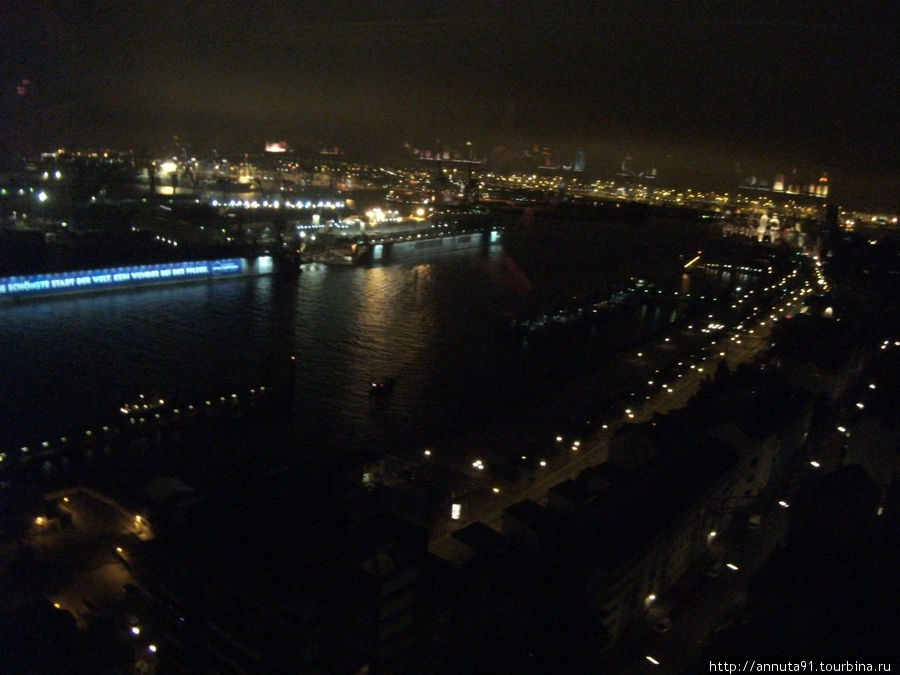 Вид на вечерний Гамбург с 20-го этажа (Бар 20 Up) Гамбург, Германия