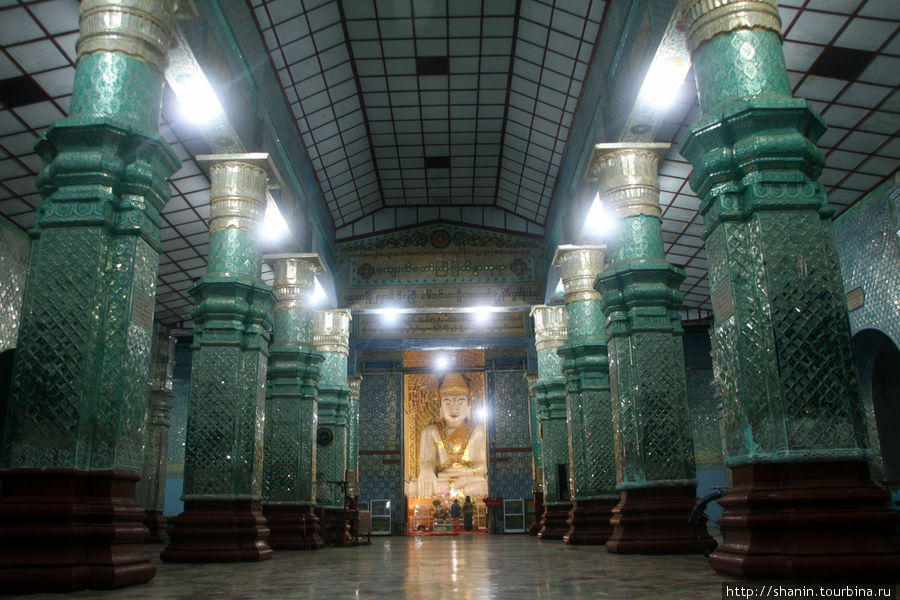Зал на пути к статуе Мраморного Будды Мандалай, Мьянма