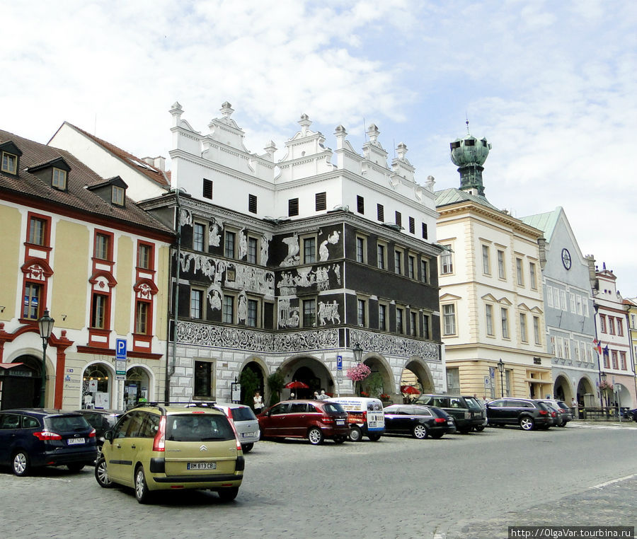 Один из самых примечательных домов на площади — Дом У черного орла с росписью и очень интересной историей Литомержице, Чехия