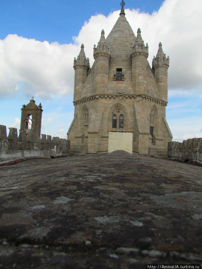 Кафедральным собором архиепархии Эворы является церковь Успения Пресвятой Девы Марии Эвора, Португалия