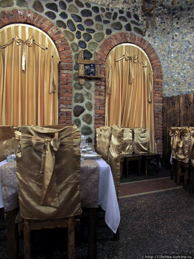 Обычно в грузинских ресторанах обстановка гораздо скромнее Кутаиси, Грузия