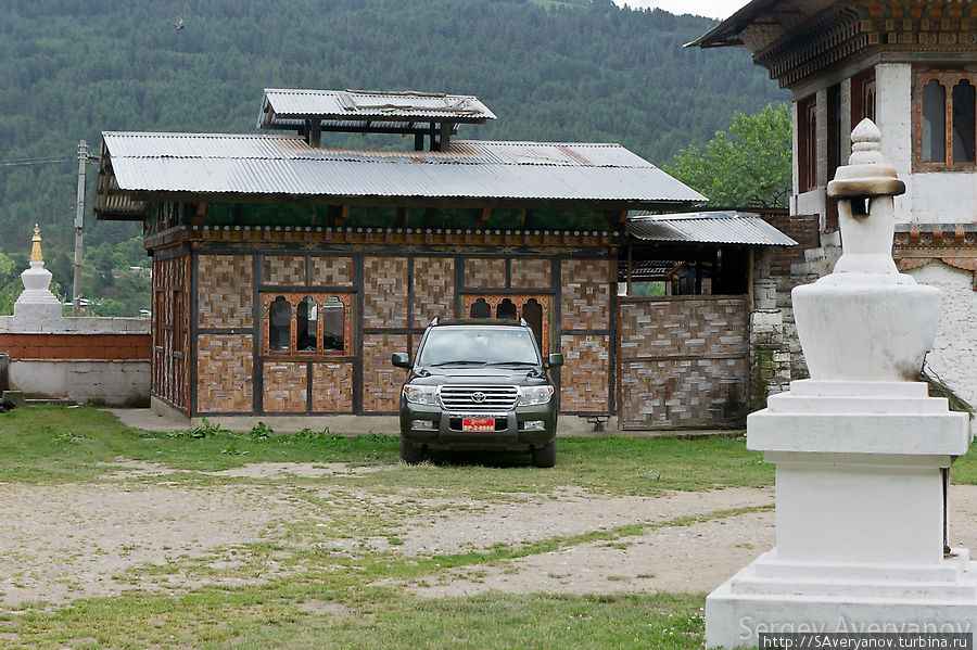 Монастырь Курджей-Лакханг, автомобиль Матери Короля, Бутан