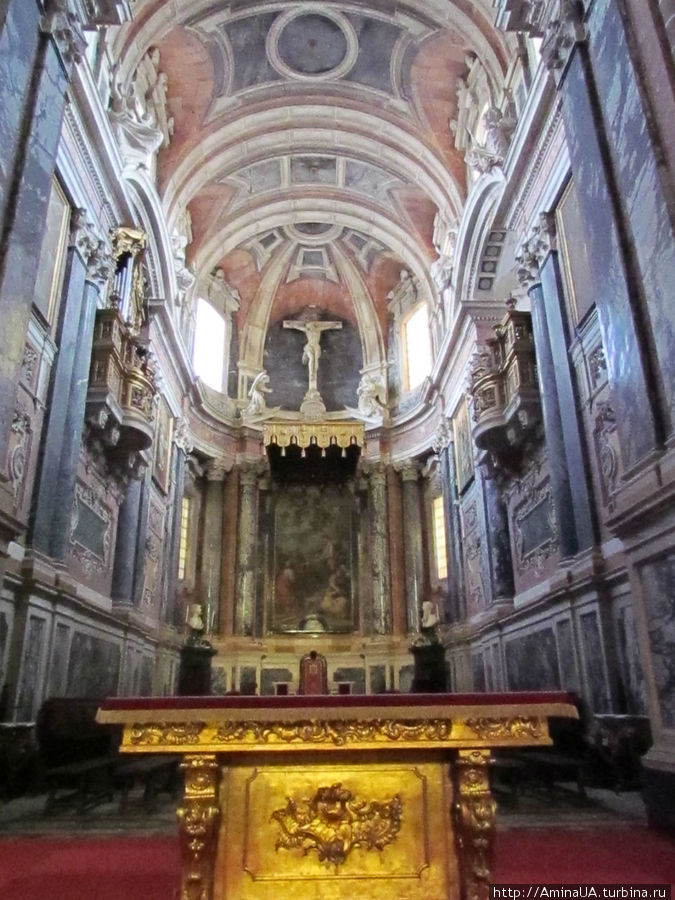 Кафедральный Собор Эворы, возведенный в романо-готическом стиле между 1186 и 1204 годами. В нём расположен алтарь Богоматери с Младенцем из позолоченного дерева Эвора, Португалия