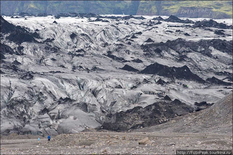 Ледник Мюрдальсйёкудль. Под юго-восточной частью ледника находится активный вулкан Катла с диаметром кальдеры 10 км и периодичностью извержений 40-80 лет. Южная Исландия, Исландия