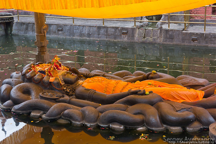 Буданилкантха — изваяние спящего на нагах Вишну. Находится недалеко от входа в Нац.Парк Катманду, Непал
