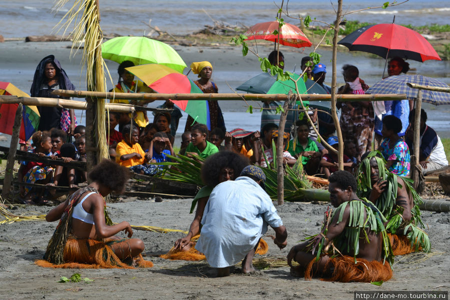 Фестиваль масок: папуасские сценки и маски Оиои Провинция Галф, Папуа-Новая Гвинея
