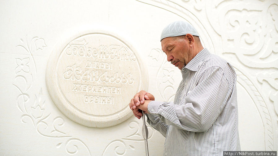 Ширакши – мусульманский священнослужитель, хранитель  комплекса Акмечеть, построенного на родовом некрополе Атырауская область, Казахстан