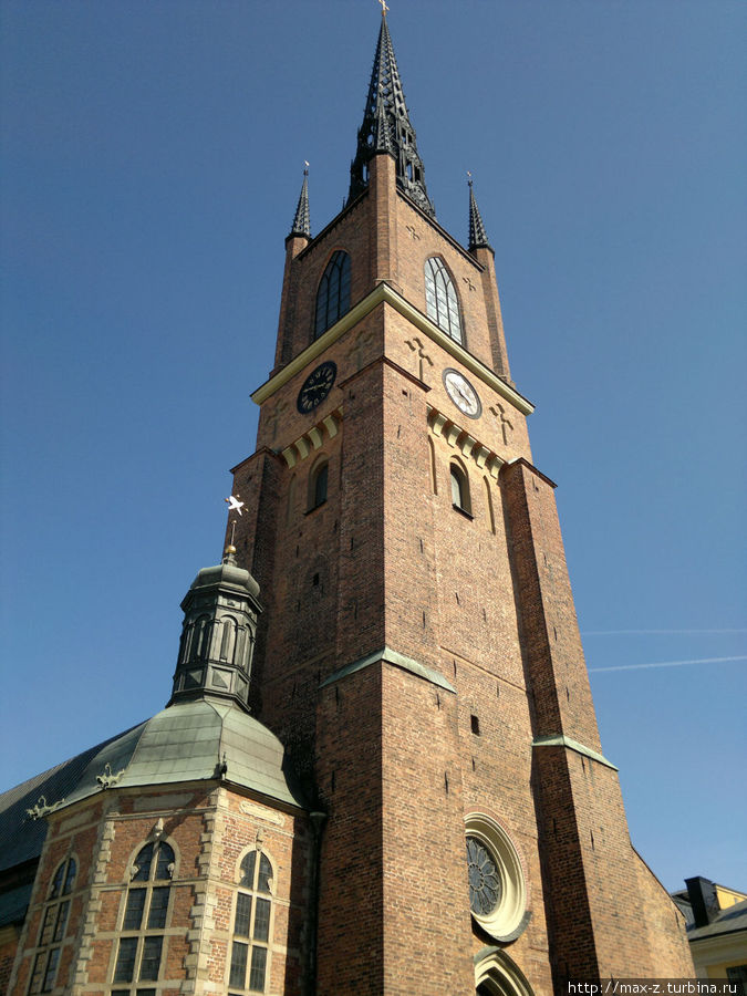 Церковь Riddarholmskyrkan (Риддархольмсчюркан) примечательна не только величественным видом — с XVII века она служит основным местом захоронения шведских монархов. Здание церкви построено в XIII веке. Изначально это был монастырь монахов францисканцев.