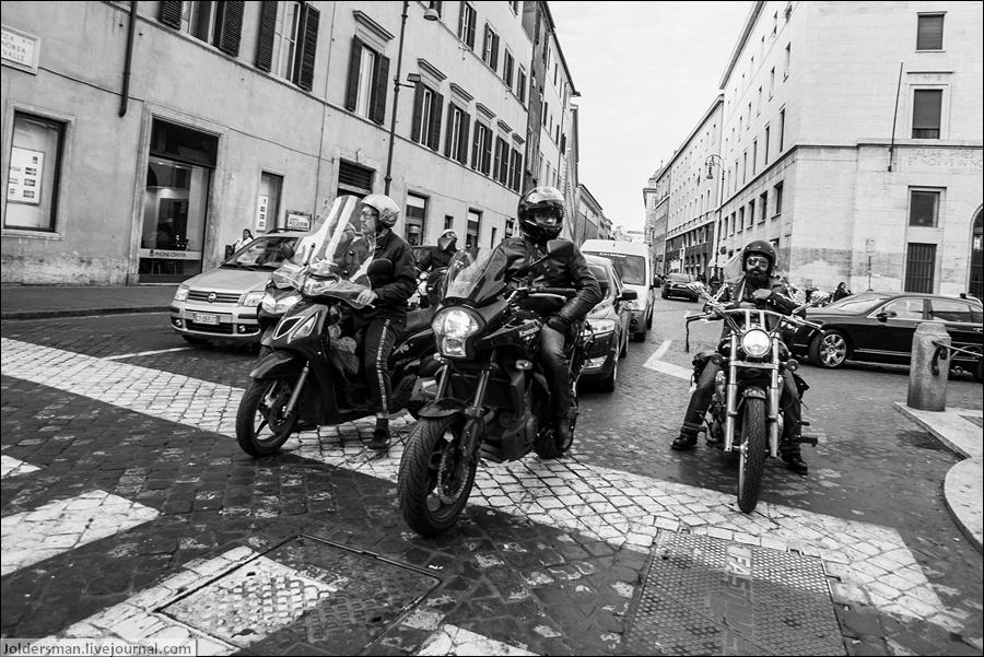 Мотоцикл и скутер-самое популятрное транспортное средство в Риме. Узкие улочки часто с односторонним движением достаточно неудобны для больших люксовых автомобилей, которые встречаются тут нечасто. Рим, Италия
