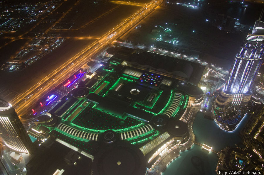 вид вниз на торговый центр Dubai Mall Дубай, ОАЭ