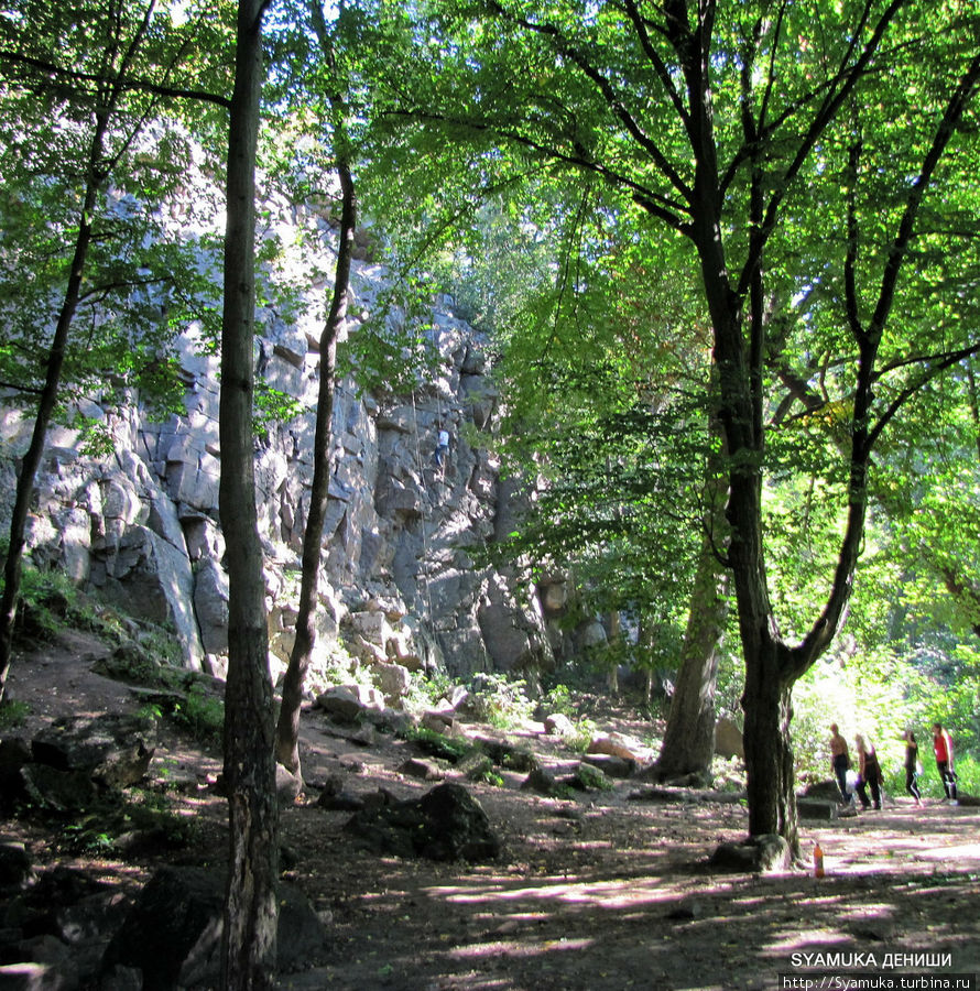 Гранитный обрыв среди скалолазов считается небольшим по размерам, но довольно многогранным и разнообразным: выступы, впадины, нависающие карнизы и глубокие камины, гладкие зеркала, обрывы и скалы высотой (или глубиной — как смотреть) до 25 метров! Житомир, Украина
